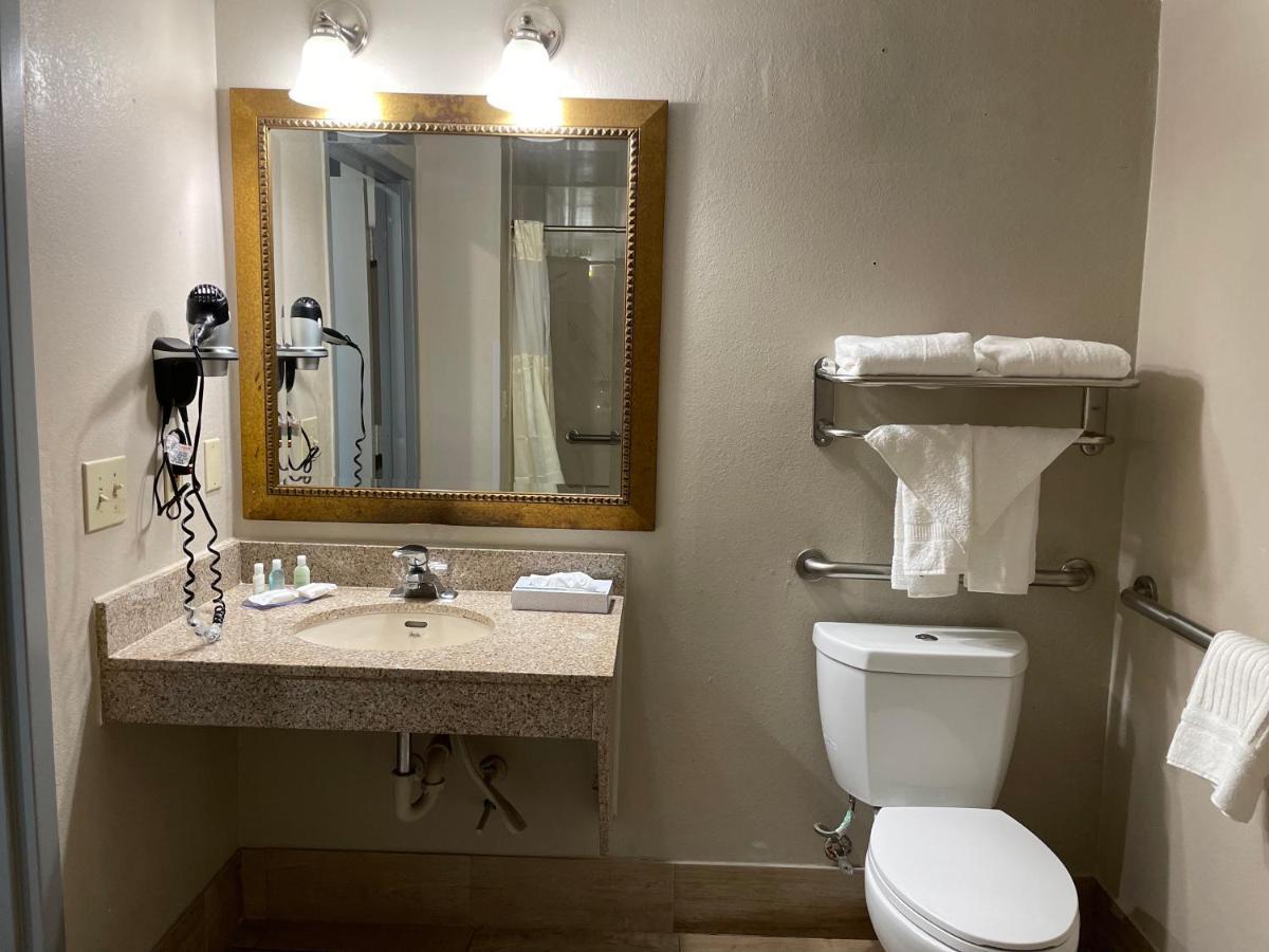 King Room with Accessible Tub - Accessible/Non Smoking