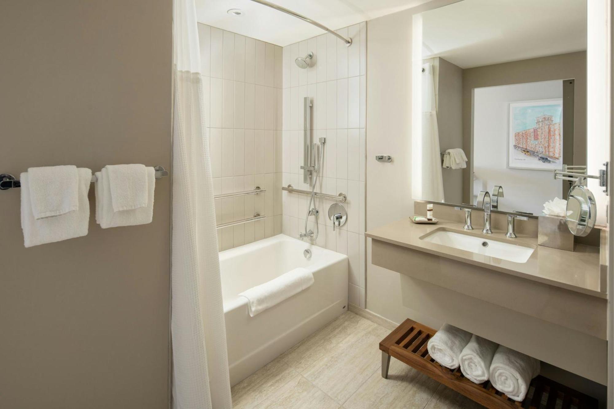 Queen Room With Two Queen Beds and City View - Hearing Accessible