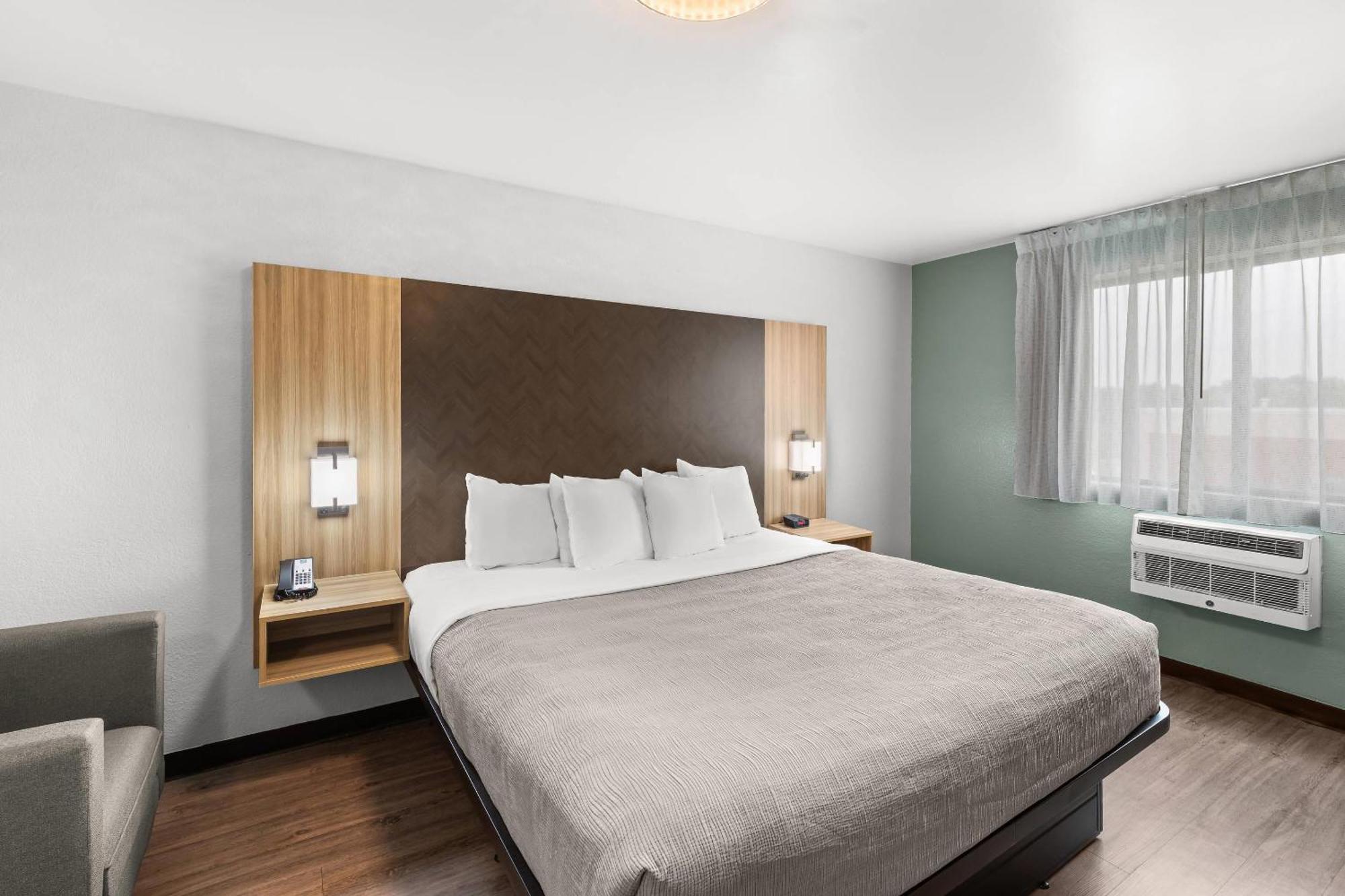 Queen Room - Accessible/Non-Smoking
