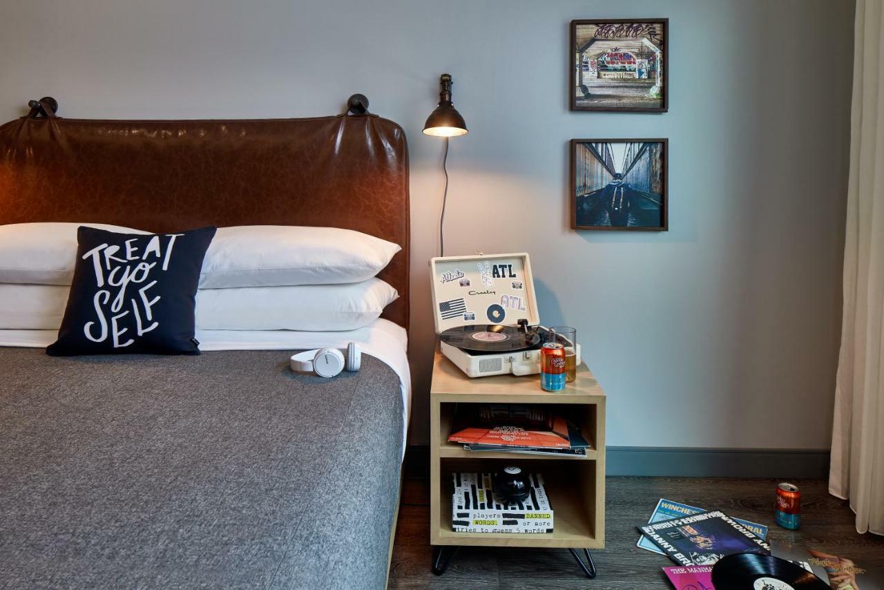 King Room with Roll-In Shower - Mobility Accessible