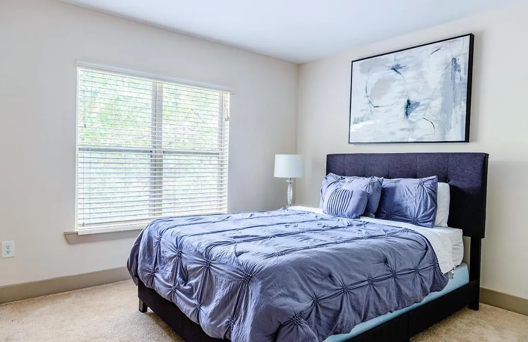 Cozy Townhouse In The Heart Of The City!-1