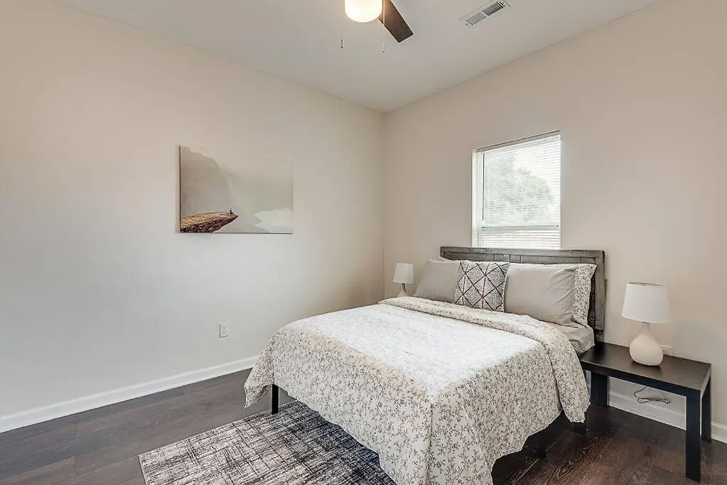 Luxury 3-Bedroom Bungalow W/Free Fenced-In Parking-1