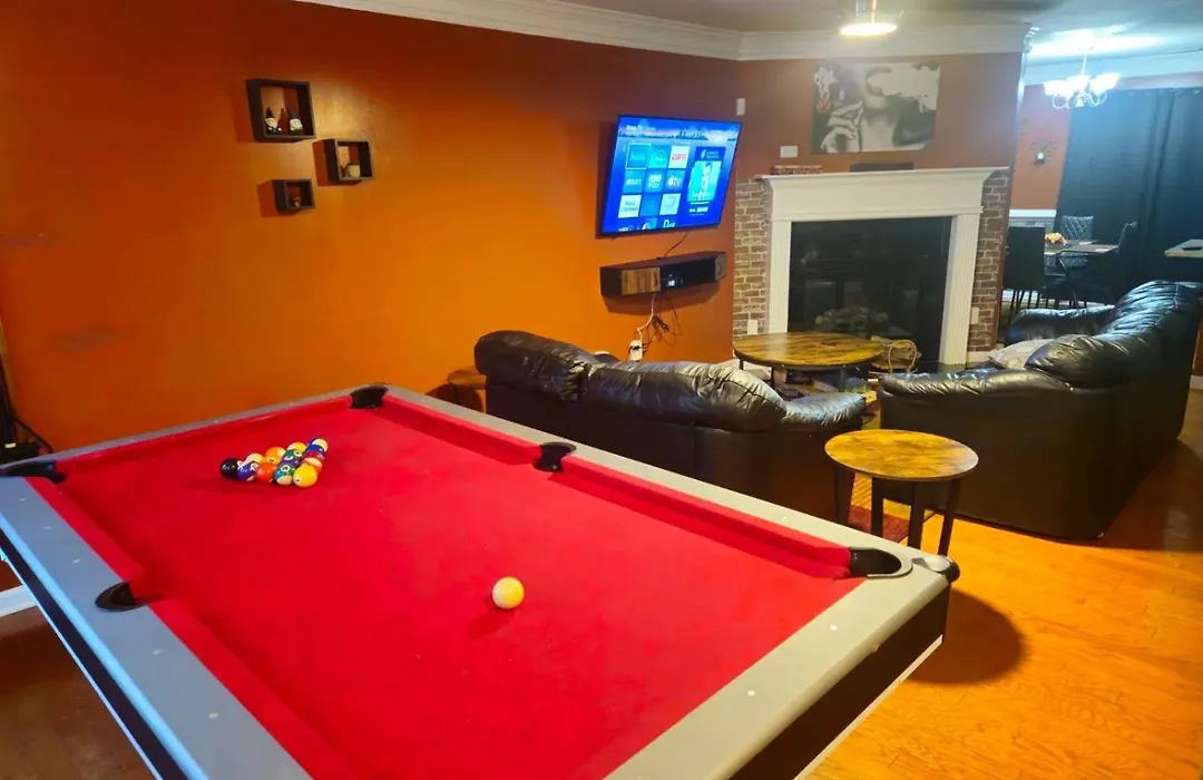 3Br Gem With Pool Table At Gated Community With Children'S Playground-1