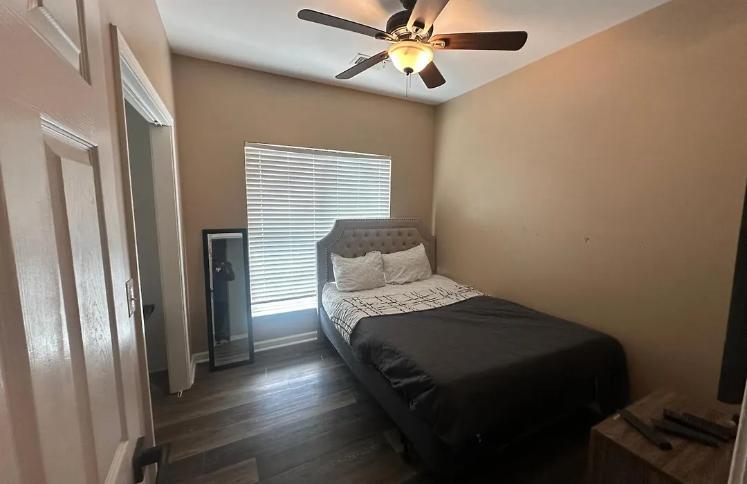 Basic 4 Bedrooms With 6 Beds 15 Min From Downtown Sleeps 9 For Work Crews And Large Groups-1