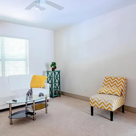 Cozy Townhouse In The Heart Of The City!-3