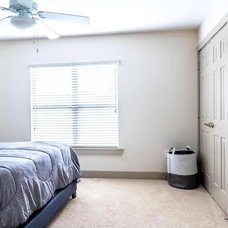 Cozy Townhouse In The Heart Of The City!-2