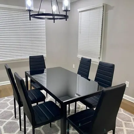 Stylish 3 Bedroom Home Just Mins From Atl Airport-3