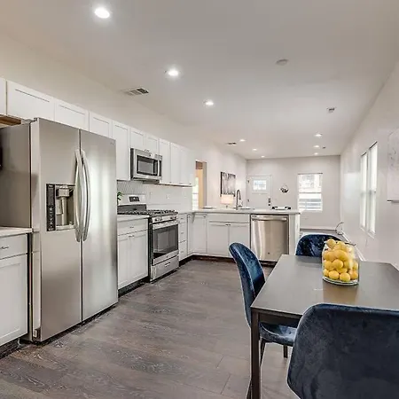 Luxury 3-Bedroom Bungalow W/Free Fenced-In Parking-3
