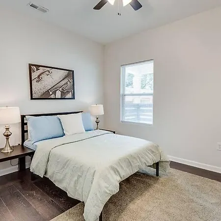 Luxury 3-Bedroom Bungalow W/Free Fenced-In Parking-2