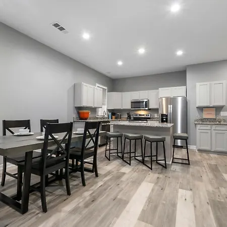 Large 4-Br, W/ Private Baths, 10Mins From Downtown Villa-2