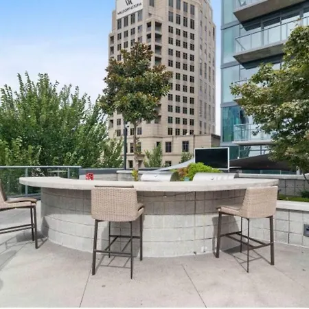 The Luxe -Highrise, Balcony, Year-Round Pool, City View!-2