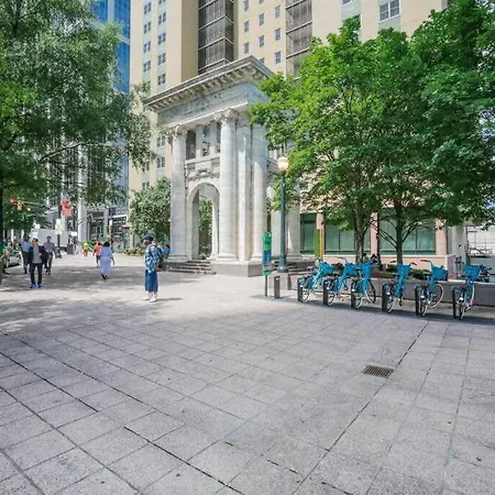 Center Downtown! King Bed! Private Balcony! Pt8I-2