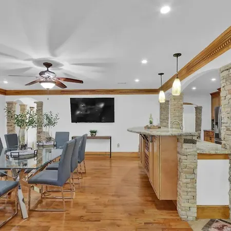 Big 6Br,4Ba Home W 10-Car Parking For Crewsgrps-3
