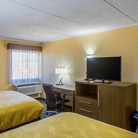 Quality Inn & Suites Near Six Flags East-3