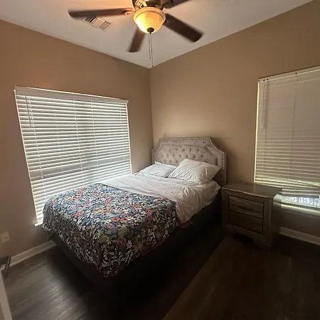 Basic 4 Bedrooms With 6 Beds 15 Min From Downtown Sleeps 9 For Work Crews And Large Groups-3